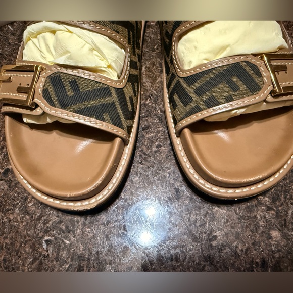 Authentic! FENDI FEEL Slides, Brown/Gold Hardware. Box/cards included 39, size 8 - Picture 3 of 15